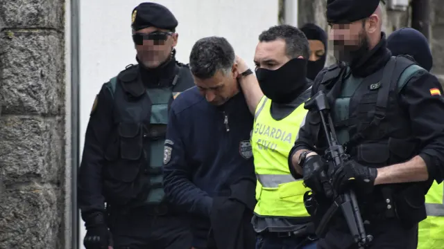 La Guardia Civil traslada al detenido en la localidad segoviana de El Espinar.