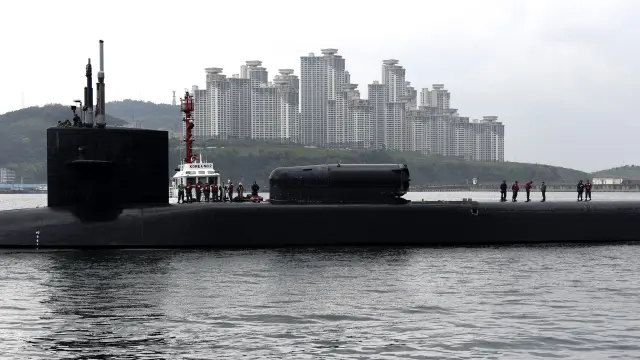 El sumergible de propulsión nuclear USS Michigan arribó este martes al puerto de Busan.
