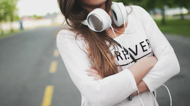El hábito de escuchar música con auriculares, junto con la asistencia a conciertos y locales de ocio con música alta, la principal causa de trastornos provocados por el ruido en los jóvenes.