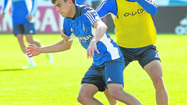 Edu Bedia protege el balón, durante un entrenamiento en La Romareda.