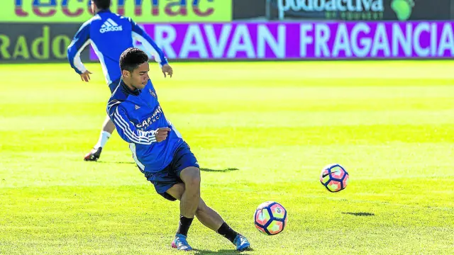 Raí realiza una rabona en un entrenamiento del Real Zaragoza.