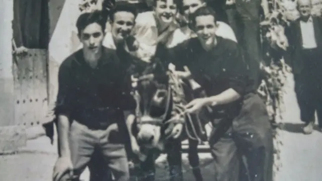 Imagen antigua de un grupo de jóvenes de la localidad, con el chopo que iban a colocar en la plaza.