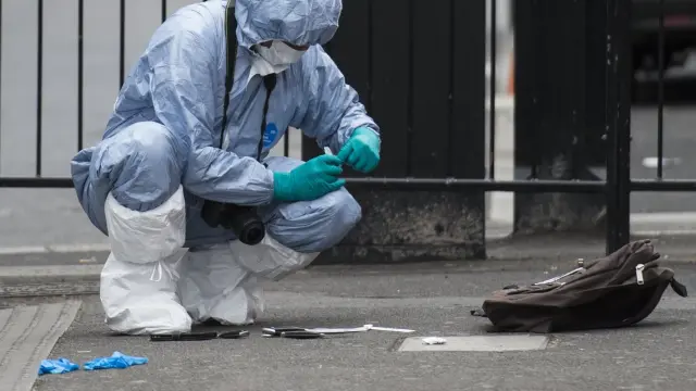 Agentes forenses inspeccionan los objetos pertenecientes al hombre que ha sido arrestado este jueves en Londres.