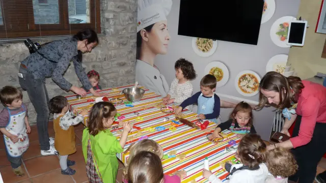 Uno de los talleres para niños organizado en el Gastroespacio de Villanúa.