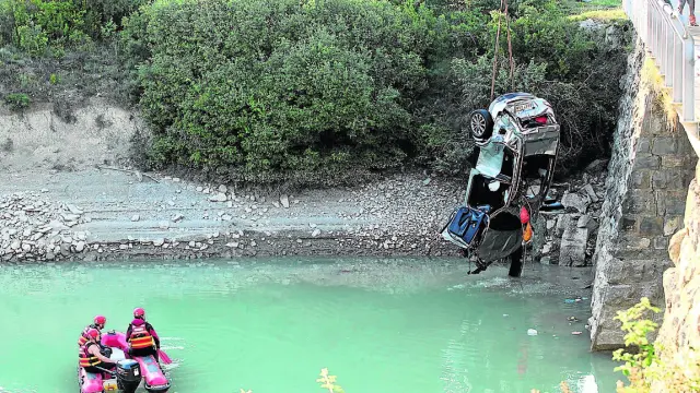 Una grúa tuvo que rescatar en su día el vehículo del fondo del pantano de La Peña.