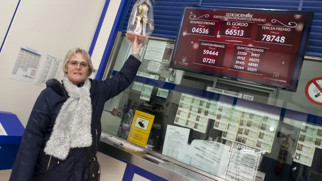 La lotera Brigitte Tomey, encargada de la Admon. 70 situada en Vía Hispanidad, cuando esta pasada Navidad dio un quinto premio de la Lotería del 22 de diciembre.