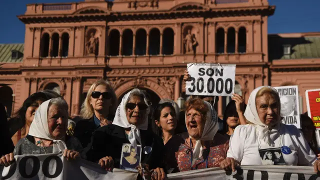 Las Madres de Plaza de Mayo frente a La Casa Rosada durante las conmemoraciones de los 40 años de lucha por los desaparecidos.
