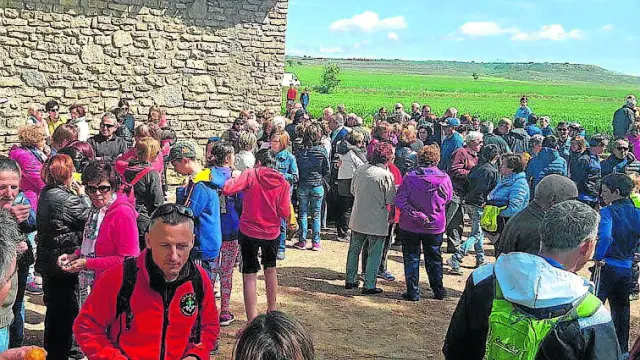 Numerosas personas acudieron a la ermita de Almudévar