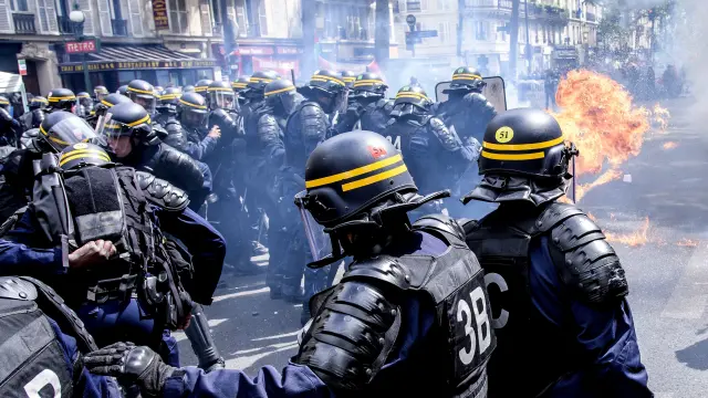Manifestantes se enfrentan a la policía en París.
