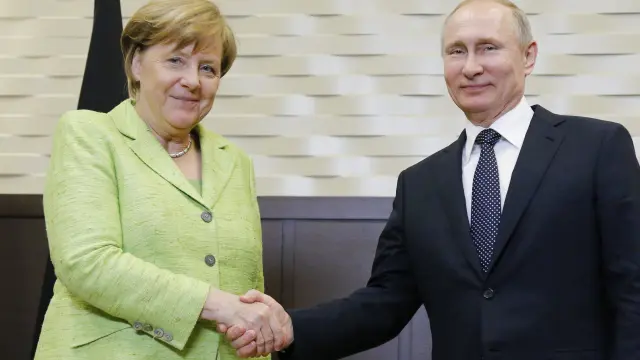 Foto de archivo de Angela Merkel y Vladimir Putin.