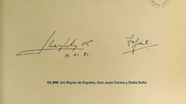 Manuel Fraga, en el 69, y los reyes Juan Carlos y Sofía, en el 81, son algunos de los firmantes.