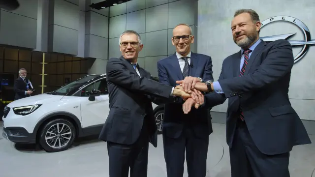 Foto de archivo del presidente de PSA, Carlos Tavares, el presidente de Opel, Karl-Thomas Neumann, y el presidente de GM, Dan Amann