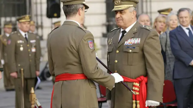El general Francisco javier Varela Salas, a la derecha, en su toma de posesión como jefe del Ejército de Tierra.