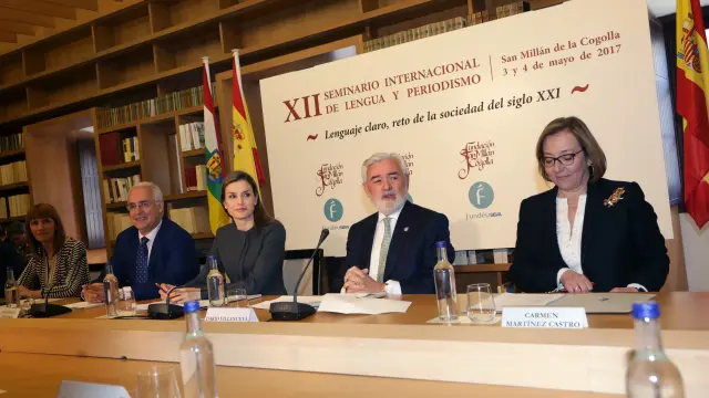 Darío Villanueva junto a la reina Letizia en la inauguración del XII Seminario Internacional del Lengua y Periodismo.