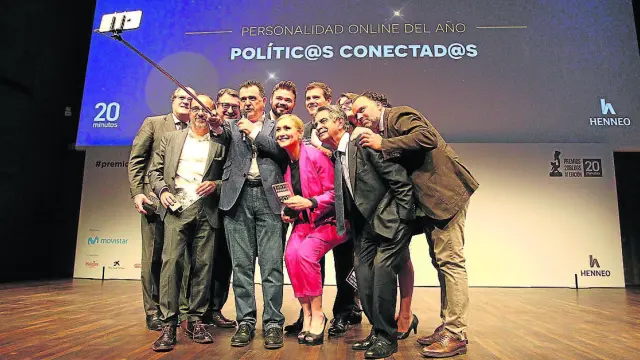 Arsenio Iglesias, director editorial de '20minutos', en un selfie con los 'Políticos conectados', en compañía de Fernando de Yarza López-Madrazo, Presidente de Henneo, ayer en la gala de los Premios 20Blogs.