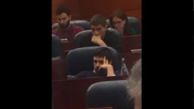 PP y Podemos se enzarzan en Twitter a raíz de una foto de Ramón Espinar recostado en su escaño.