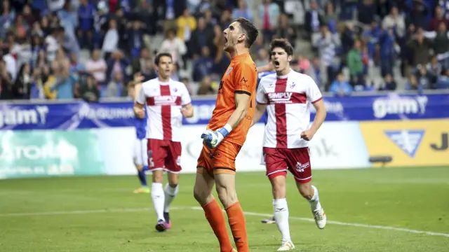 Sergio Herrera celebra el penalti parado, en la visita de la SD Huesca al campo del Oviedo este viernes.