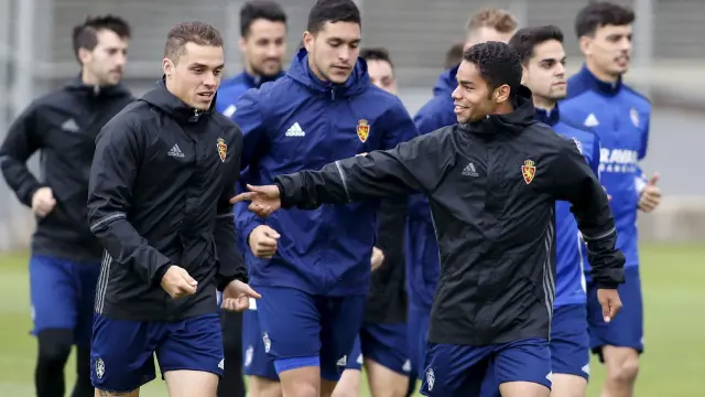 Pombo y Raí, al frente del grupo, durante un pasaje del entrenamiento del Real Zaragoza este viernes en la Ciudad Deportiva.
