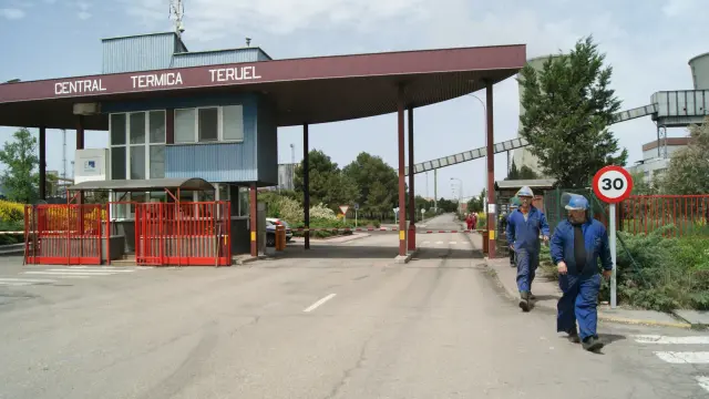 Varios trabajadores, a la salida de la Central Térmica de Andorra del turno del mediodía.
