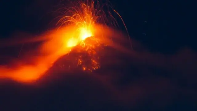 El Volcán de Fuego, ubicado a unos 50 kilómetros de la capital, está considerado uno de los más activos de los 37 que hay en el país centroamericano.