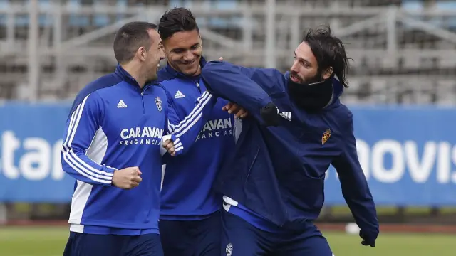 Samaras bromea con Marcelo Silva y José Enrique en el entrenamiento del Real Zaragoza.