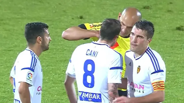 Momento en el que López Amaya expulsa a Cani en el minuto 91 del partido de Reus.