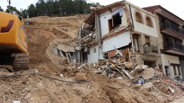 Retirada de escombros y tierra deslizada de Pui Pinos, junto a una de las casas destrozadas.