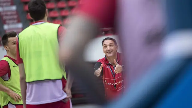 Luis Guil, entrenador del Tecnyconta Zaragoza, da instrucciones a sus jugadores durante un entrenamiento.