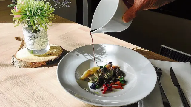 Plato de gyozas con verduras y hongos regados con salsa de soja.