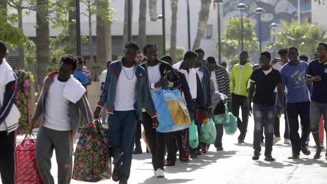 Un centenar de inmigrantes se dirigen hacia el Centro de Estancia Temporal de Inmigrantes  (CETI) de Melilla.