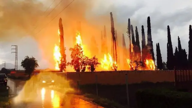 Imagen del incendio que un rayo provocó en el cementerio de Cacabelos, en Ponferrada.