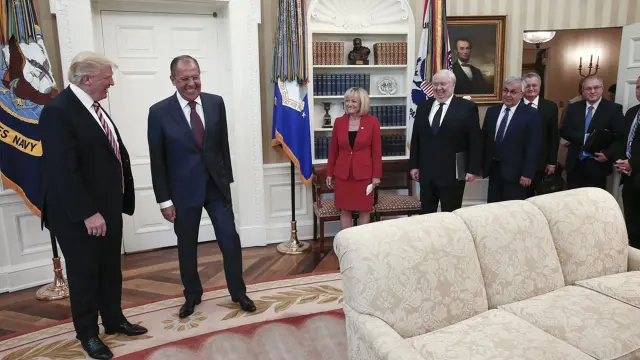 Trump recibe a Lavrov en el despacho oval.