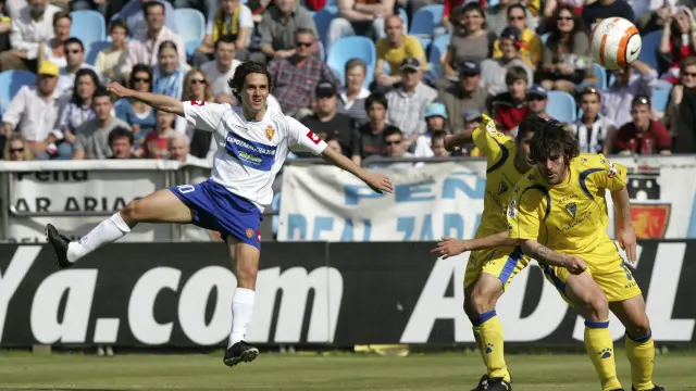 Savio Bortolini dispara a puerta para anotar el último gol del Zaragoza al Cádiz en La Romareda, en 2006.