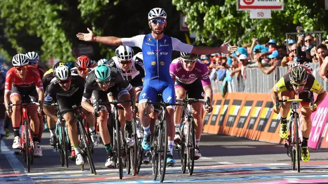 Gaviria celebra su segundo triunfo en el Giro de Italia.