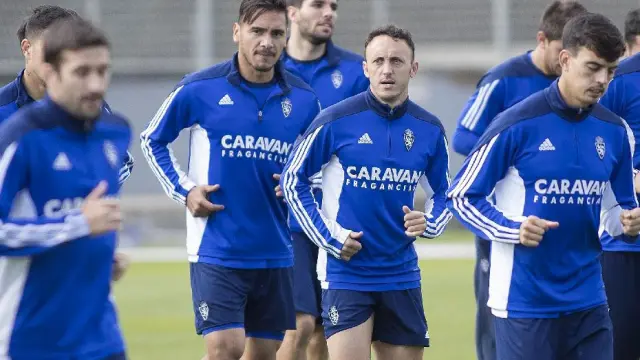 Bedia, Xumetra, Cani, por delante de Marcelo Silva y Cabrera, en el ensayo del jueves en la Ciudad Deportiva.