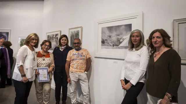 Cuca Muro, Meli M. Cano, Celia Gaspar, Manuel Macías, Elena Vela y Montse Millas, junto a la acuarela ganadora.