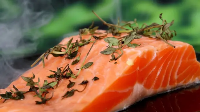 El salmón es uno de los alimentos más característicos de esta dieta.