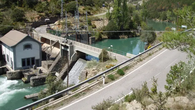 La N-260 a su paso por el puente sobre la presa de Argoné, en el acceso a Senz y Viu.