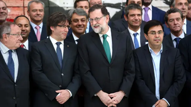 Puigdemont junto a Rajoy en un acto este viernes en Barcelona.
