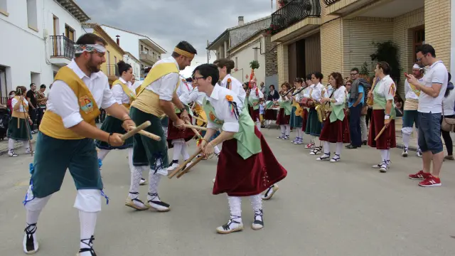 Gaiteros y danzantes han desfilado por las calles de Robres.