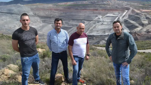 José Callizo, Joaquín Noé, Féliz López y Sebastián Riuiz el viernes delante de la mina de cielo abierto de Samca en Ariño.