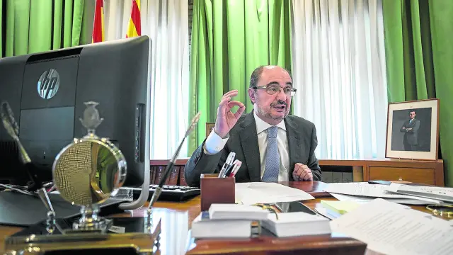 El presidente del Gobierno PSOE-CHA, el socialista Javier Lambán, en el despacho de trabajo de las Cortes de Aragón.