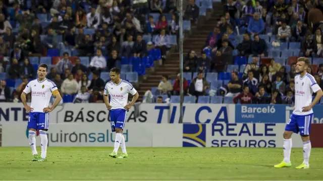 Zapater, Marcelo Silva y Alex Barrera, decepcionados tras encajar el 1-1 el último día frente al Cádiz en el último minuto.