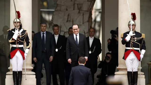 François Hollande recibe a Emmanuel Macron a su llegada al Elíseo