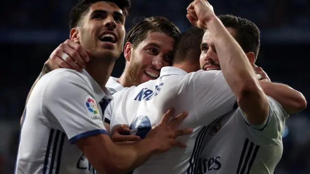 Los jugadores del Madrid celebran un tanto