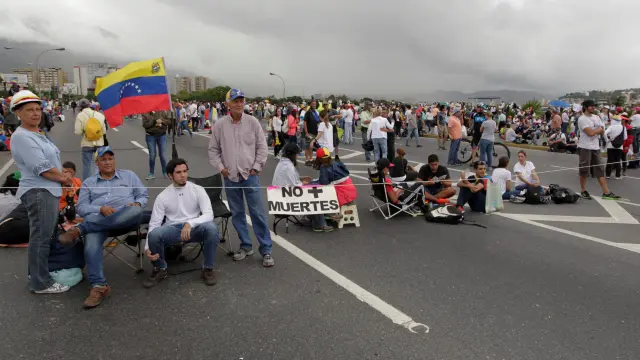 Piquetes y 'plantones' contra Maduro en toda Venezuela.