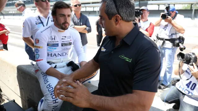 Alonso, con Montoya, exganador de Indianápolis, este lunes en el circuito estadounidense.
