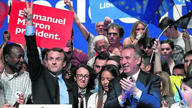 Mitin de las presidenciales en abril en Pau. Macron levanta la mano en señal de victoria y su aliado Bayrou le aplaude.