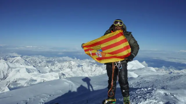 El himalayista ondea la bandera de Aragón en lo alto del Denali, el pasado viernes.