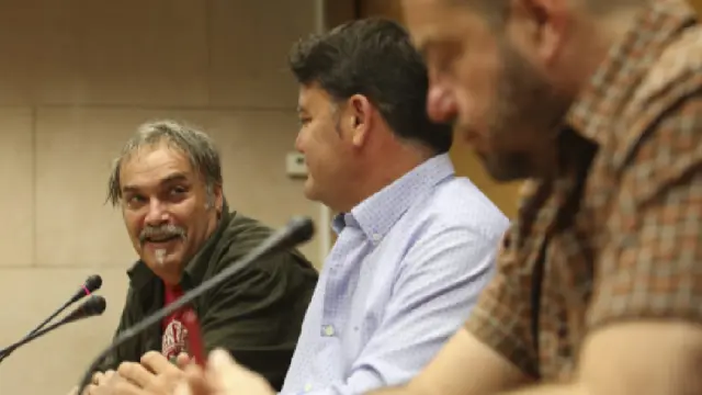 El artista Massimo Burgio, el alcalde de Alcubierre, Álvaro Amador, y el director del CDAN, Juan Guardiola (de izquierda a derecha).
